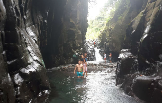 Balneario: Caño Macho de Monte,  una grieta de 250 metros de largo por 50 m de profundidad y 6 m de ancho, compuesto por rocas volcánicas.