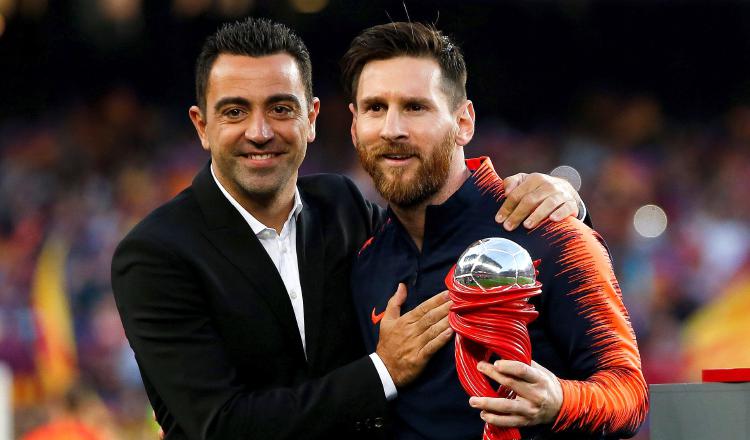 Messi, junto a su excompañero Xavi Hernández. /Foto EFE