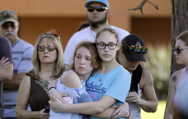 Los familiares de las víctimas llevaron a cabo las honras fúnebres.FOTO/AP 