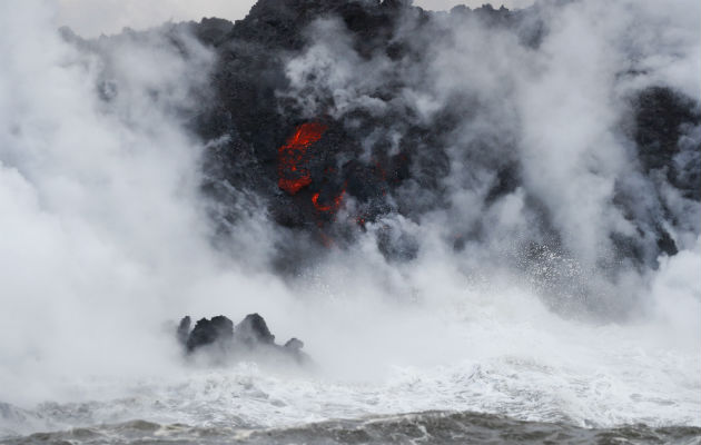 Aumento del vapor mientras la lava fluye hacia el océano cerca de Pahoa, Hawái. FOTO/AP