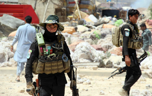 Miembros de las fuerzas de seguridad afganas revisan el lugar de la explosión. Foto: EFE 