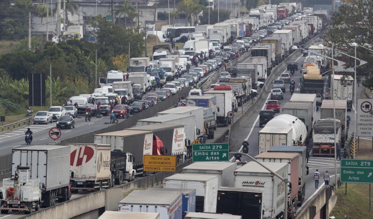 Camioneros permanecen parados en la carretera Régis Bittencourt, a 30 kilómetros de São Paulo. EFE