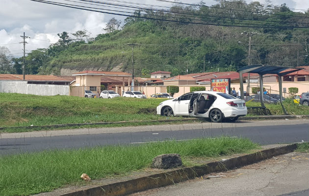 Este es el auto que fue atacado. Foto/Delfia Cortéz