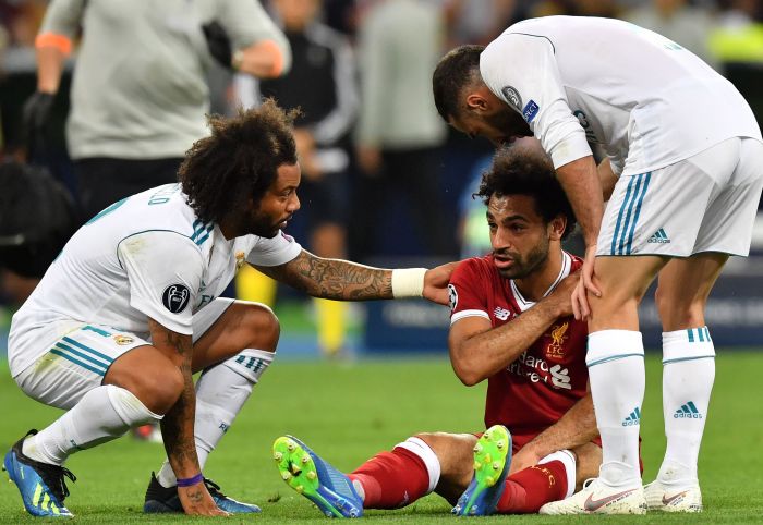 Salah intentó seguir pero no pudo y tuvo que salir del partido. Foto EFE