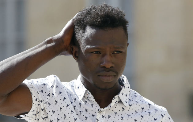 Mamoudou Gassama, deja el palacio presidencial después de su reunión. Foto: AP