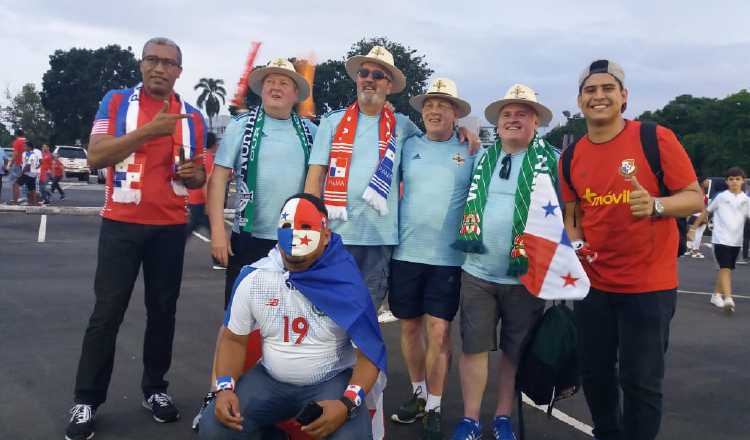 Fanáticos norirlandeses compartieron con los panameños. /Foto K. Lara