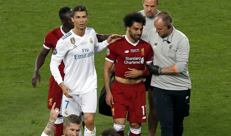 Mohamed Salah cuando era atendido por los médicos del Liverpool, luego de sufrir una lesión en el hombro izquierdo en la final de Champions League.