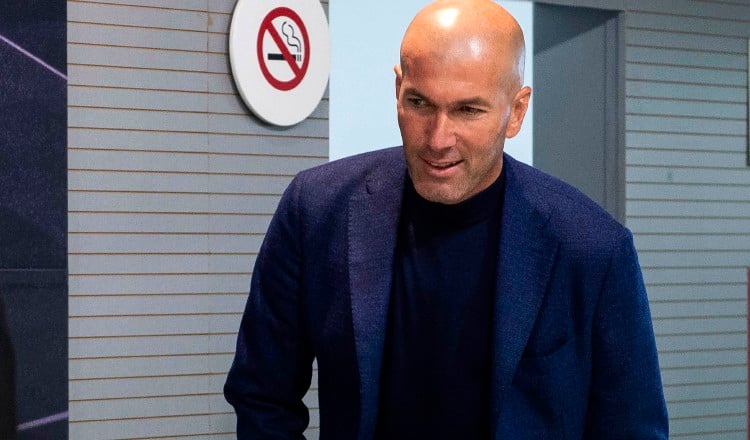 Zinedine Zidane sorprendió con su decisión. /Foto AP