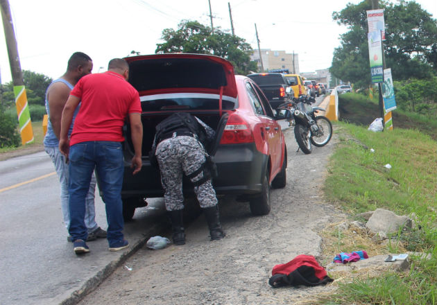 Los asaltantes se movilizaban en un vehículo rojo. Foto: Eric A. Montenegro.