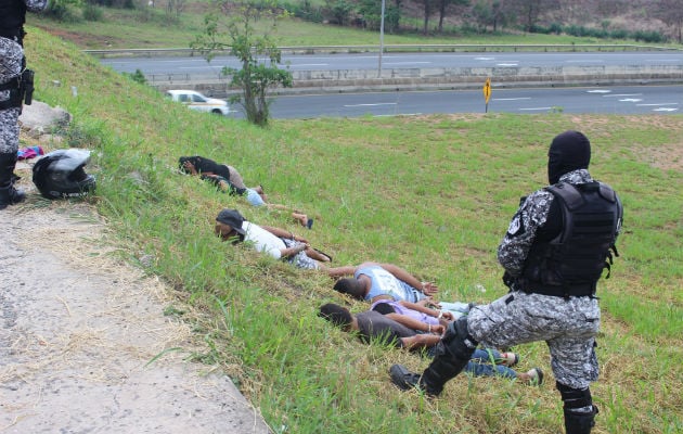 Entre los detenidos hay dos mujeres. Foto: Eric A. Montenegro.