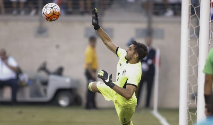 Penedo en partido de la Selección.