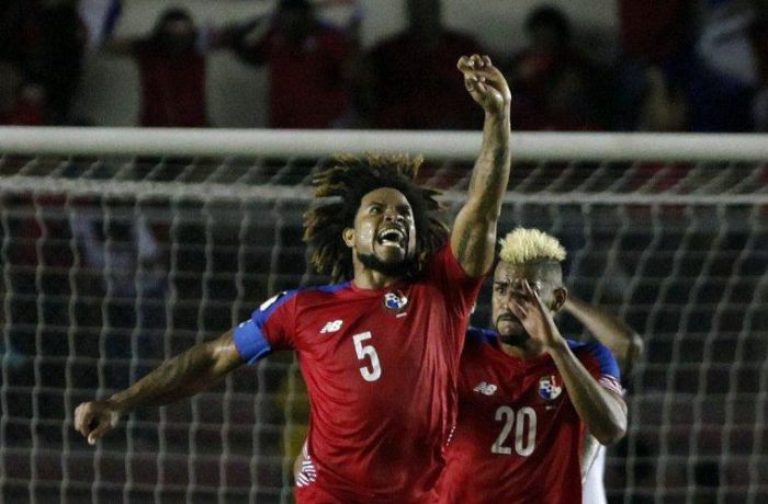 Román Torres, celebra gol de Panamá ante Honduras en eliminatoria. 