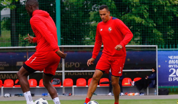 A la par de los entrenamientos, los jugadores de la selección han llamado la atención de jóvenes de Saransk que les piden autógrafos. /Foto Cortesía