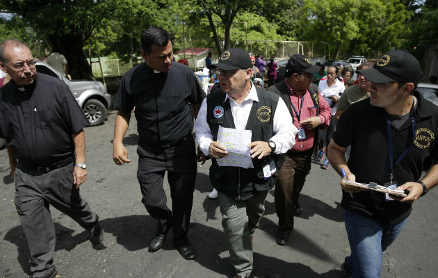 miembros de la Iglesia Católica y de los Derechos Humanos, visitan un centro policial. FOTO/EFE 