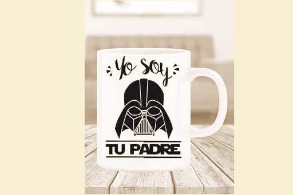 Una opción accesible es regalar una taza personalizada. /Foto: @scaparatedesign