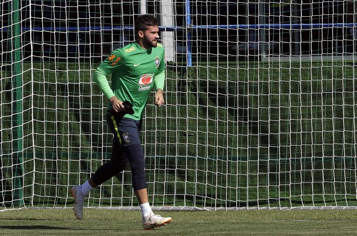 Alisson Becker en un entrenamiento de Brasil. Foto EFE