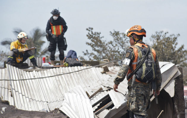 Rescatistas en las labores de búsqueda. Foto: EFE 