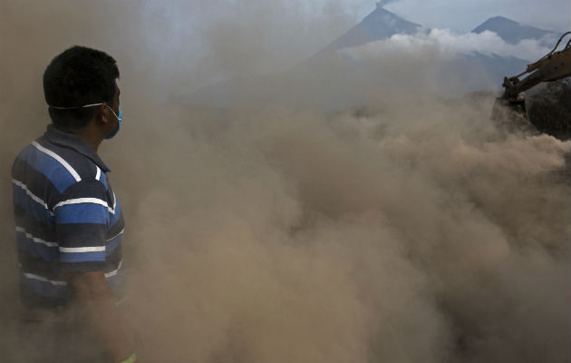 Un hombre en medio del humo causado por el Volcán de Fuego. FOTO/AP