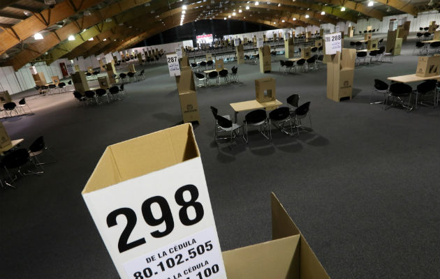 Preparan los centros de votación para la segunda vuelta presidencial del domingo. FOTO/EFE