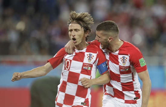 Luka Modric,  (izq.) celebra su gol  con Ante Rebic. Foto:AP