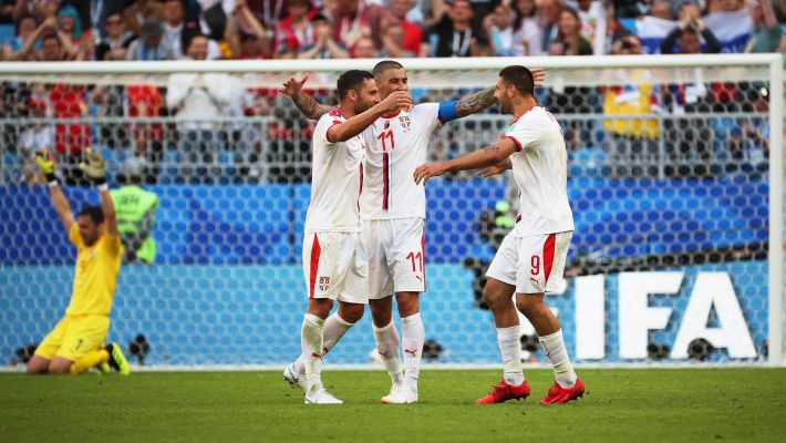 Serbios celebran el único gol del juego / EFE