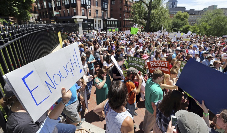 Protestan por el trato que se les da a los  inmigrantes en la frontera con México y en Massachusetts.  AP