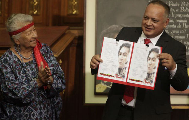 Dirigente chavista Diosdado Cabello (d) durante su nombramiento. Foto: EFE