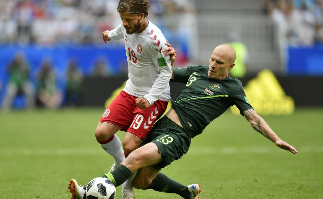 Lasse Schone de Dinamarca (Izq.)  es marcado fuertemente por Aaron Mooy de Australia. Foto:AP