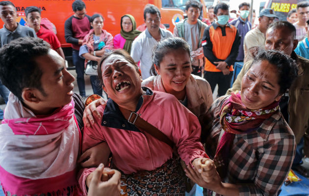  Familiares de una de las víctimas.  Foto: EFE 