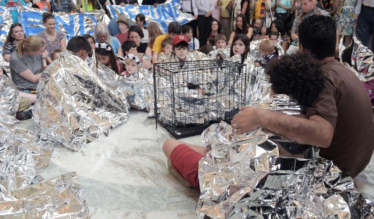 Protesta de niños contra las detenciones y la posterior  separación de familias. EFE