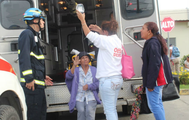 Los bomberos se apersonaron al hospital inmediatamente. Foto: Elena Valdez.