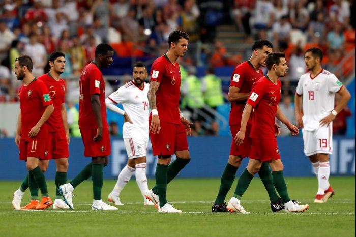 Los jugadores de Portugal se retira del campo. Foto EFE