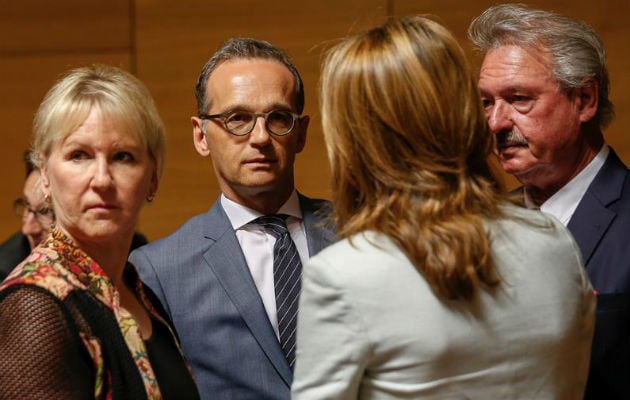 La ministra de Exteriores sueca, Margot Wallstrom; y sus homólogos alemán, Heiko Maas; búlgara, Ekaterina Zaharieva, y luxemburgués, Jean Asselborn, conversan. Foto: EFE 