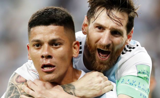 Messi festeja con Marco Rojo su gol. Foto:AP