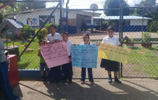 Los alumnos portan pancantas en las afueras del plantel. Foto: José Vásquez.