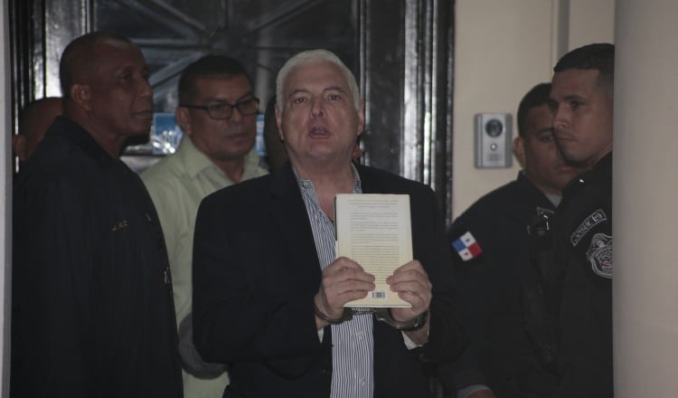 El expresidente  Ricardo Martinelli   fue conducido ayer a la audiencia de imputación, a pesar de que ya el Parlacen reconoció que recibieron la carta de renuncia como diputado del Parlacen. /Foto Víctor Arosemena