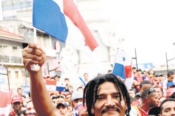 Amor a la patria: La Bandera Nacional estuvo presente en todas partes en estos días en que nuestra selección de fútbol se estrenó en un mundial. El orgullo de tenerla en lo más alto embargó a todos.