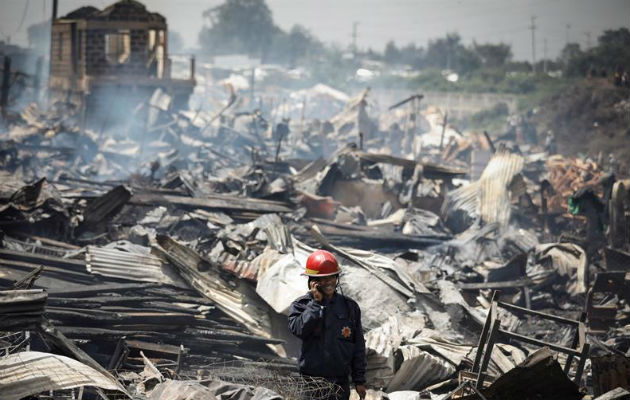 Miembros de los servicios de rescate trabajan entre los escombros: Foto: EFE