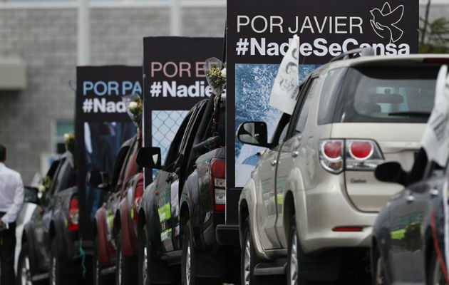 Una caravana de carros acompañó la llegada de los cuerpos de los periodistas. Foto: EFE 