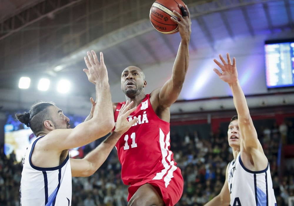 El veterano Michael Hicks salta sobre dos argentinos / Fiba