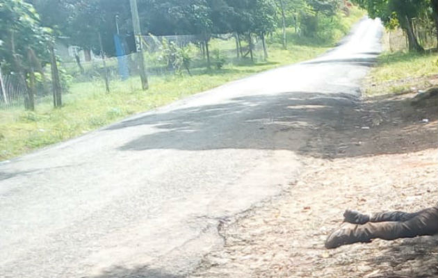 El cuerpo de la víctima, fue encontrado a un costado de la vía. Foto: Mayra Madrid