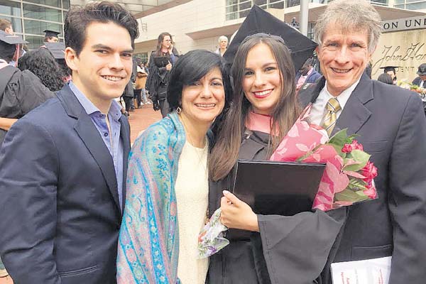 En su graduación en Boston. Ludwig Dillman, Ana María de Dillman, Nicole Dillman y Ludwig Dillman. /Foto Cortesía.