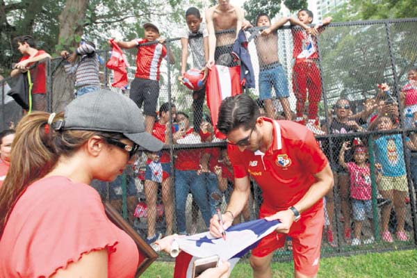 El portero Jaime Penedo firmando autógrafo a una seguidora. /Foto Anayansi Gamez