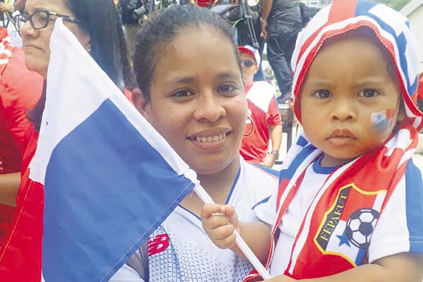 Una madre y su hija esperan a los jugadores en el parque Urracá. /Foto Edwin González