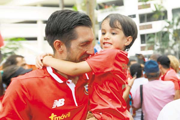 Jaime Penedo: Amoroso con los niños, como siempre lo ha sido, el arquero de la selección nacional, formado en el Árabe Unido de Colón, fue uno de los más perseguidos para los “selfies” y autógrafos por parte de sus seguidores.