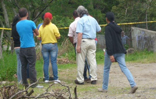 Funcionarios de criminalística y del Ministerio Público en el área del asesinato. Foto/Mayra Madrid