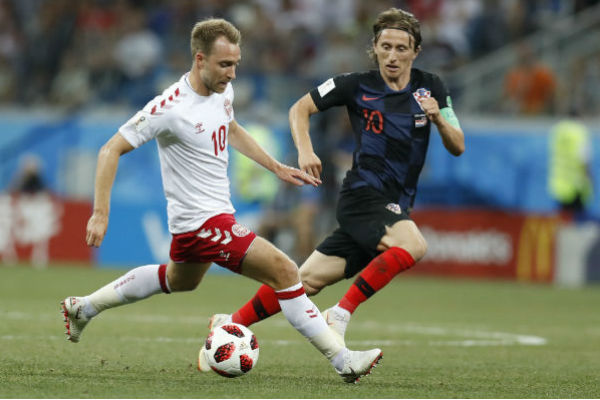 Christian Eriksen (izq)) de Dinamarca  y  Luka Modric (der.) de Croacia. Foto:AP