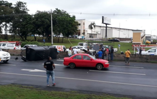 El accidente fue en la autopista Arraiján-La Chorrera. Foto: Eric A. Montenegro.