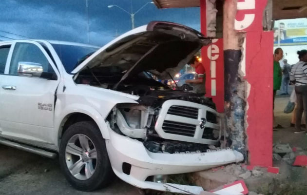 El conductor del vehículo resultó con heridas. 