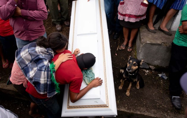 El dolor, aún invade a los residentes de las áreas cercanas al Volcán de Fuego.